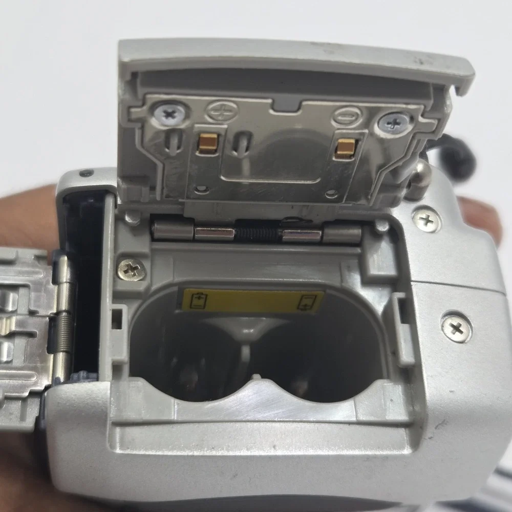 Sony Cyber-shot DSC-P31 2.0MP Compact Digital Camera Silver with Case